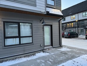 Exterior detail - 🦉*Prime Location* Cozy Canmore Studio🦉 (Canmore)