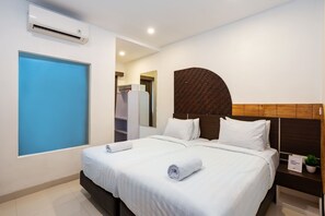 Escritorio, wifi gratis y ropa de cama 