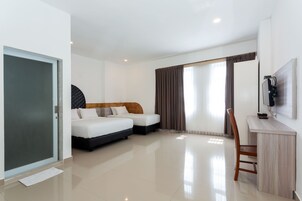 Family Room | Desk, free WiFi, bed sheets