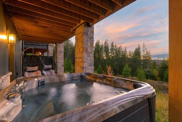 Outdoor spa tub - Luxury Villa 1219 I Private Hot Tub I Peloton I Great Views I Best Price I Discounted Attractions (Fraser)