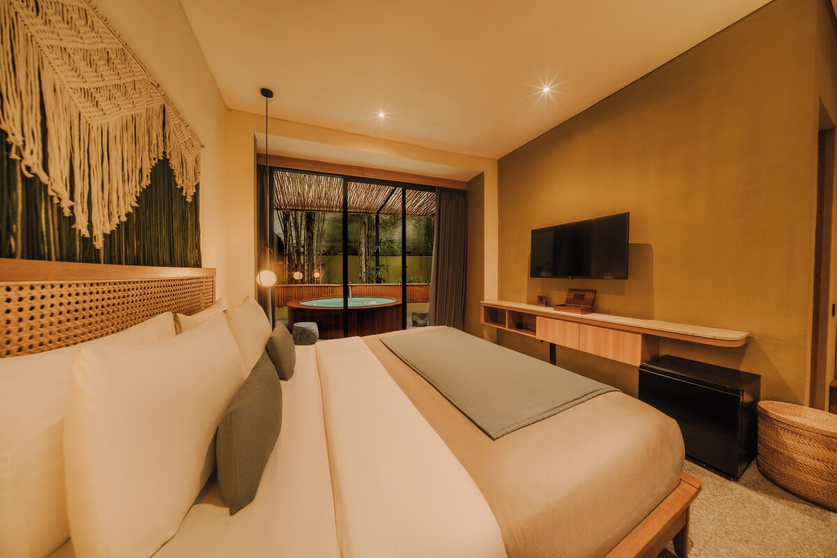 Eenvoudige suite | 1 slaapkamer, luxe beddengoed, een kluis op de kamer, een bureau
