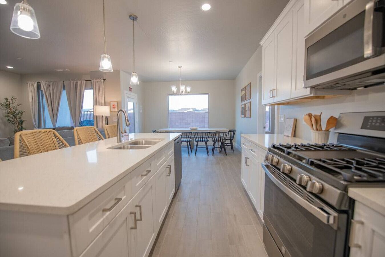 Spacious Oasis, Private Pool, Spa & Putting Green