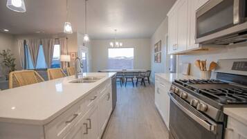 Kylskåp, mikrovågsugn, ugn och spishäll