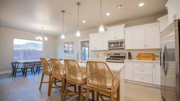 Kylskåp, mikrovågsugn, ugn och spishäll