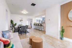 Smart-TV, Kamin, Arbeitsbereiche