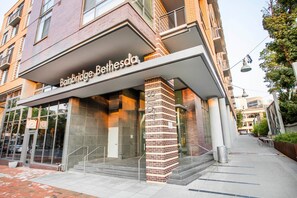 Exterior detail - Inviting Bethesda Bainbridge 2BR w/ Gym & Rooftop Pool, nr Metro, by Blueground (Maryland)