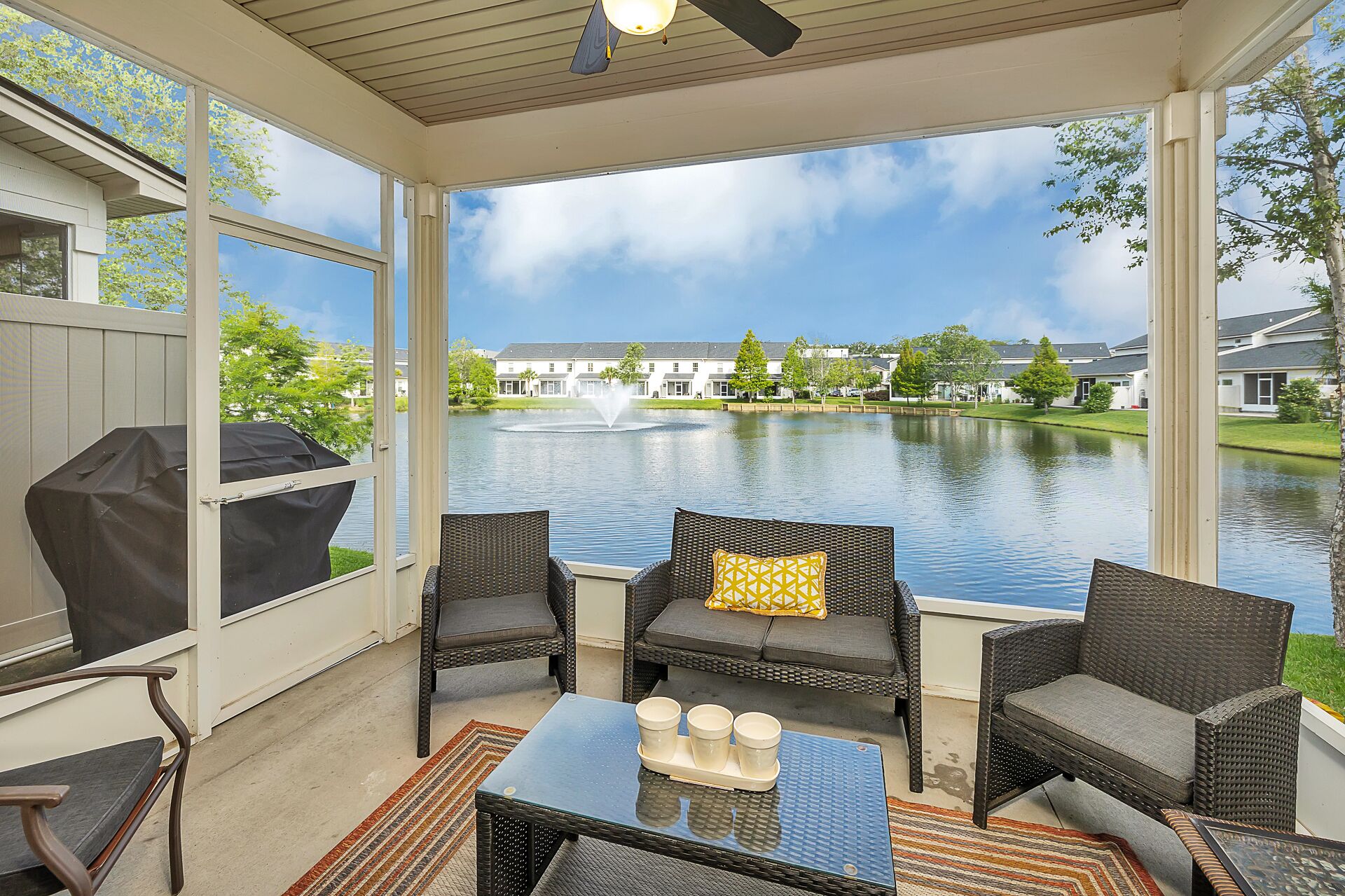 3BR/2.5BA, Screened Porch, Pool!