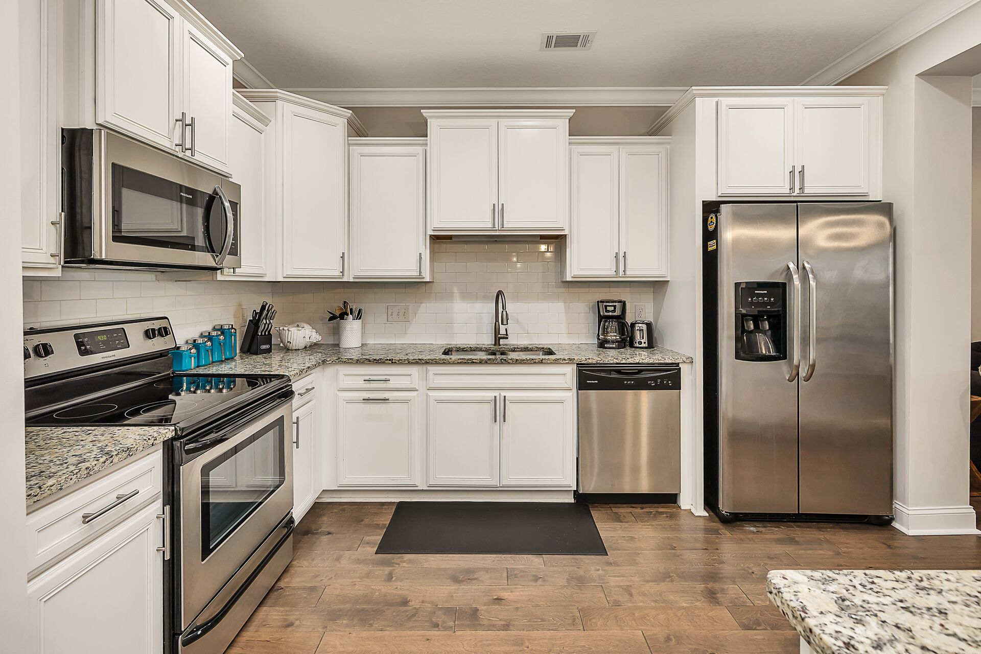 3BR/2.5BA, Screened Porch, Pool!