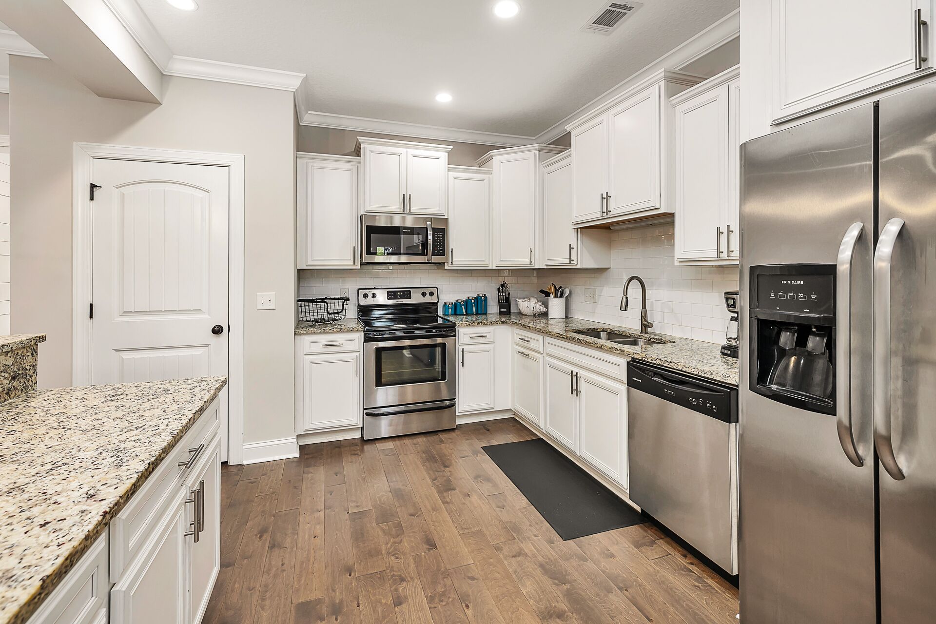 3BR/2.5BA, Screened Porch, Pool!