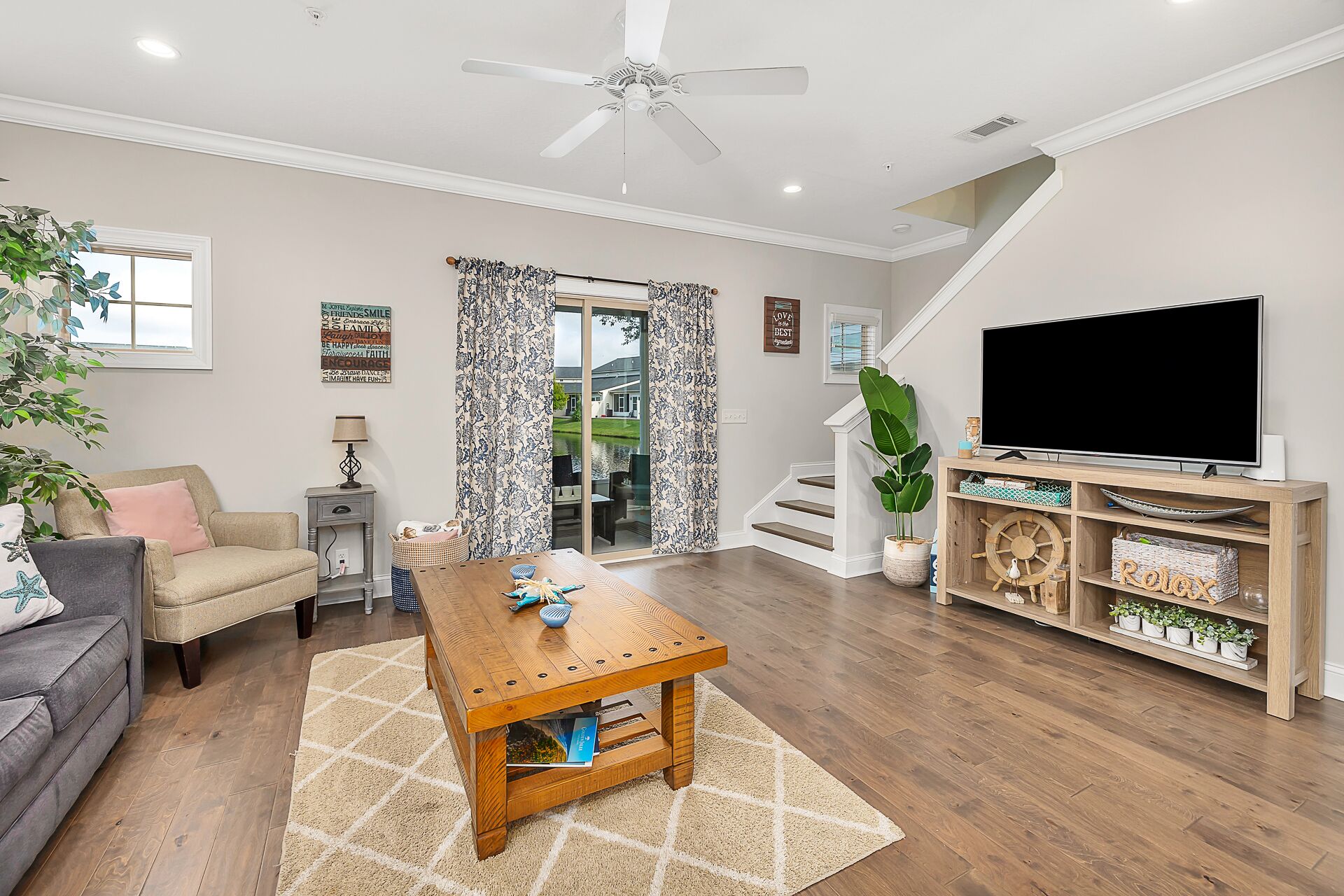 3BR/2.5BA, Screened Porch, Pool!