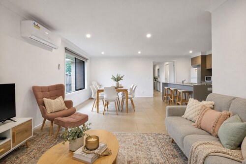 Island Life by Ready Set Stay- Spacious home a stroll away from the beach