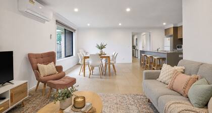Island Life by Ready Set Stay- Spacious home a stroll away from the beach