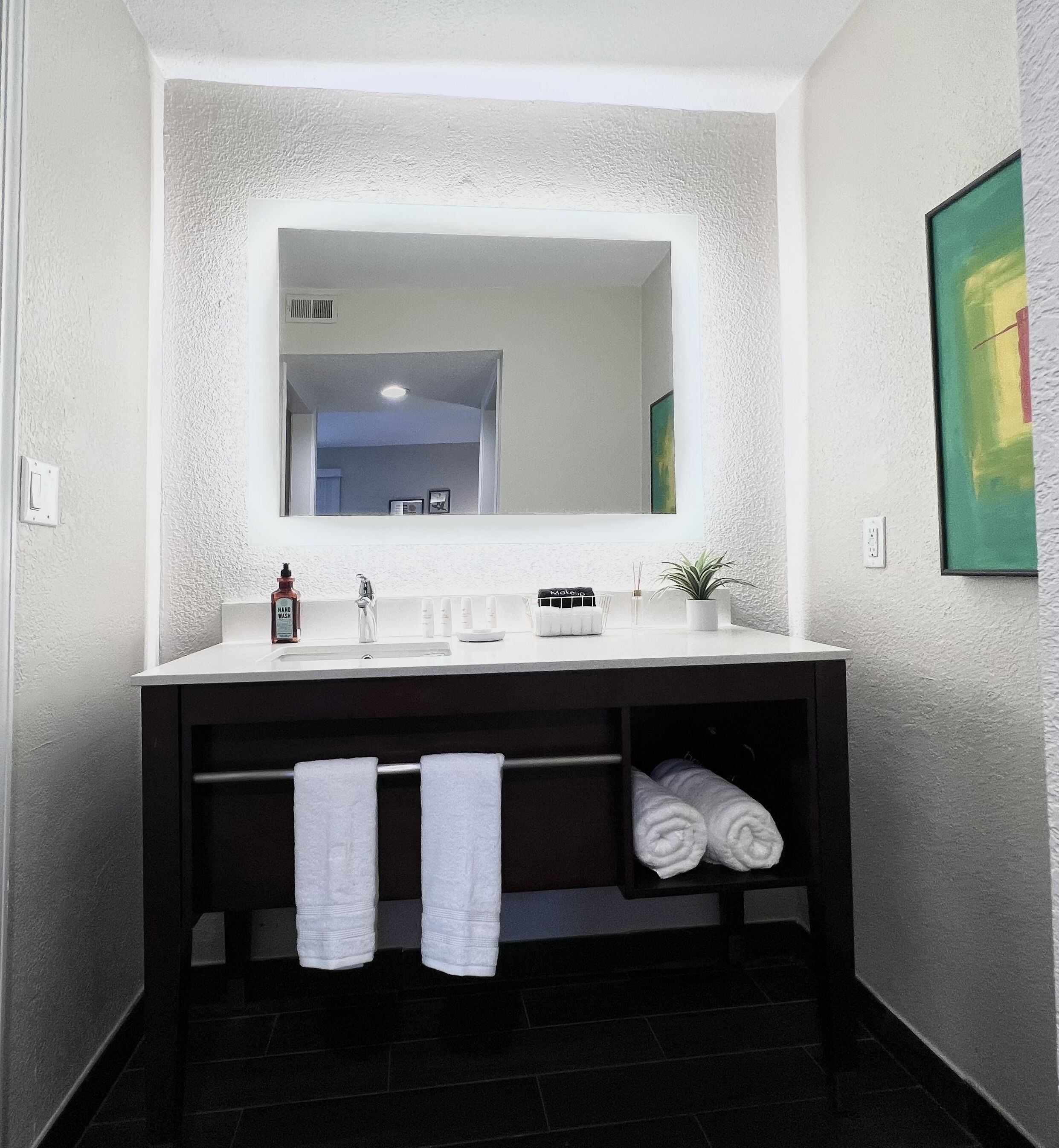 Mod KING Studio Apartment w/private covered patio