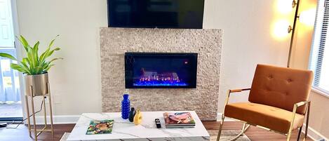 智能電視、壁爐、書籍