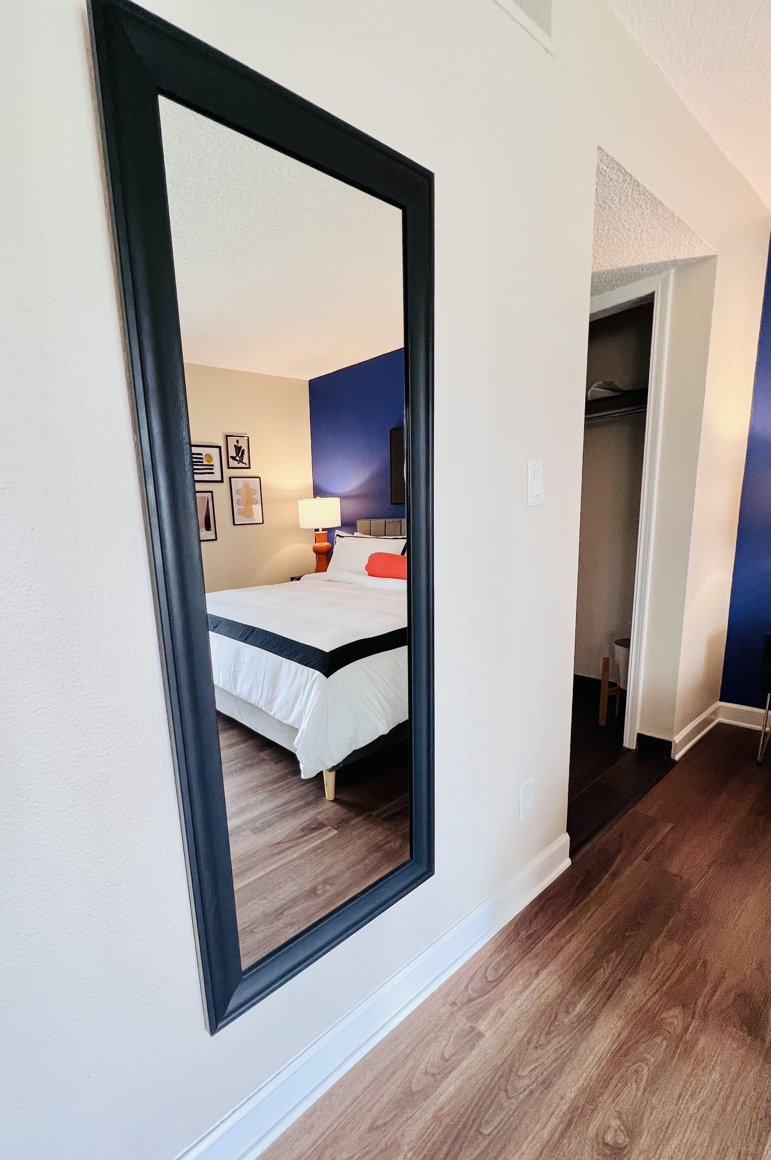 Mod KING Studio Apartment w/private covered patio