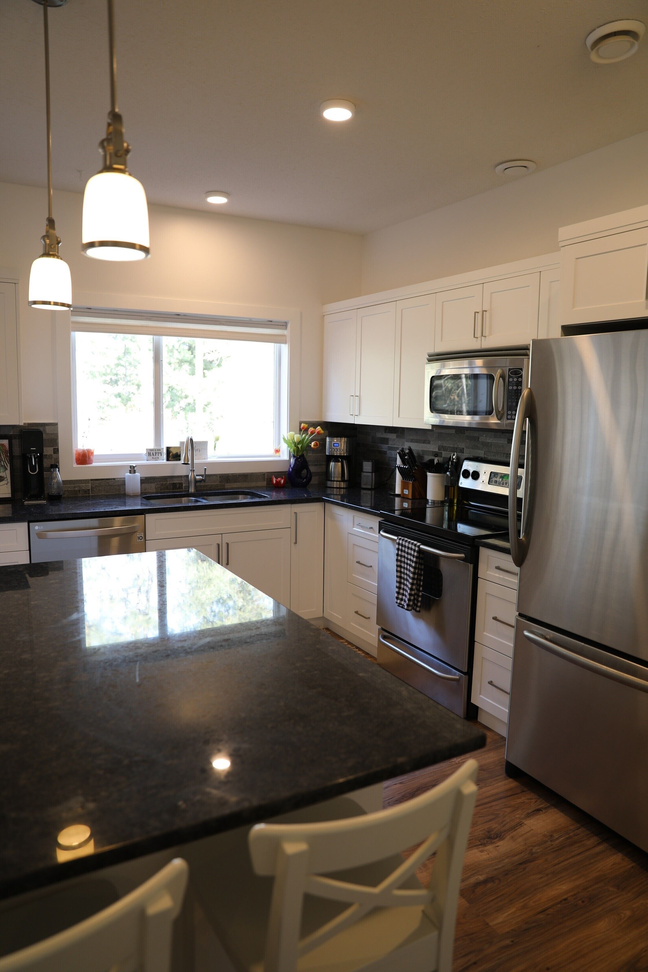 Stress Free Vacation Living-beautiful One Bedroom Lake Country Suite