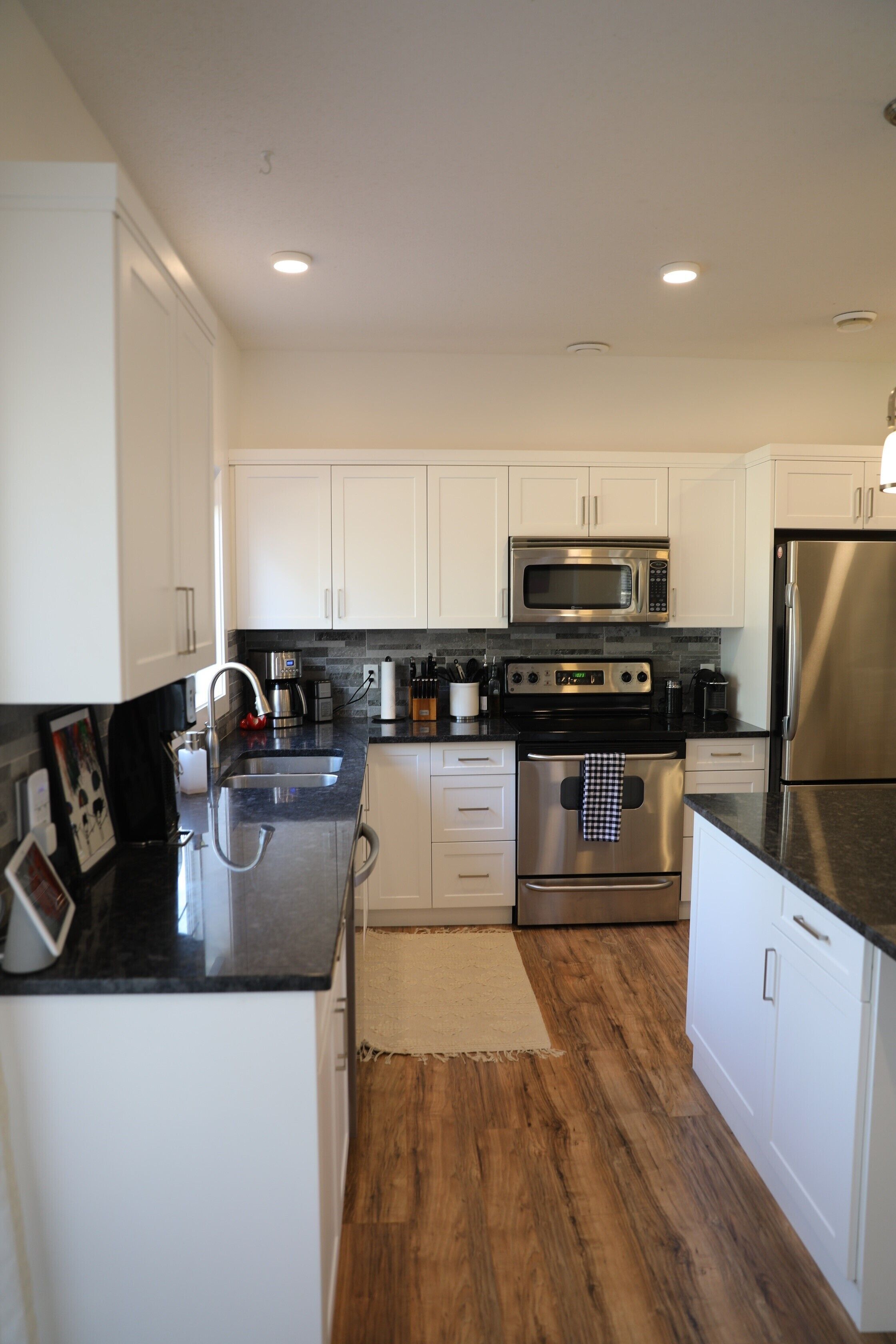 Stress Free Vacation Living-beautiful One Bedroom Lake Country Suite