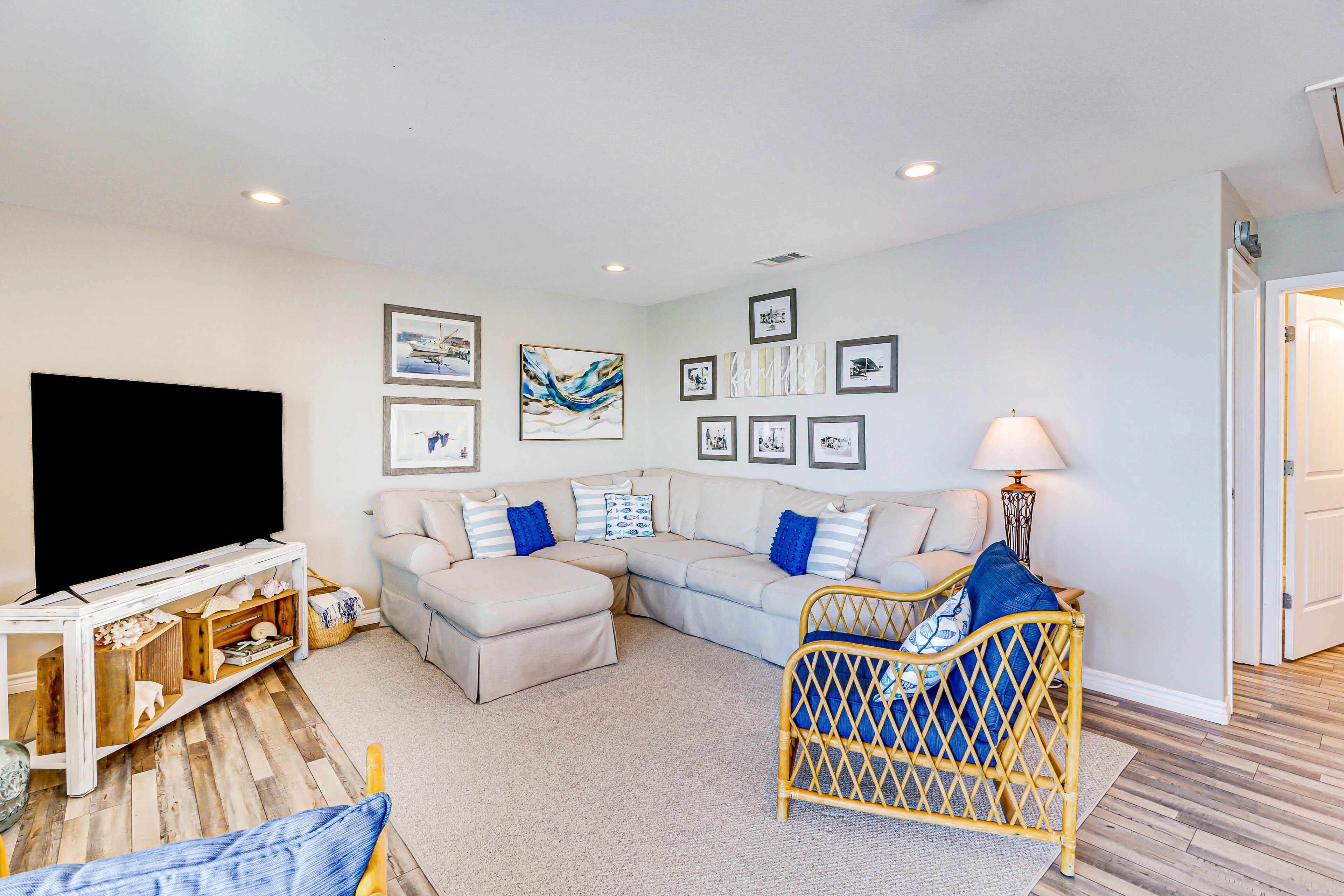 Splendid bayfront home with balcony, patio, kitchen, washer/dryer, & TV