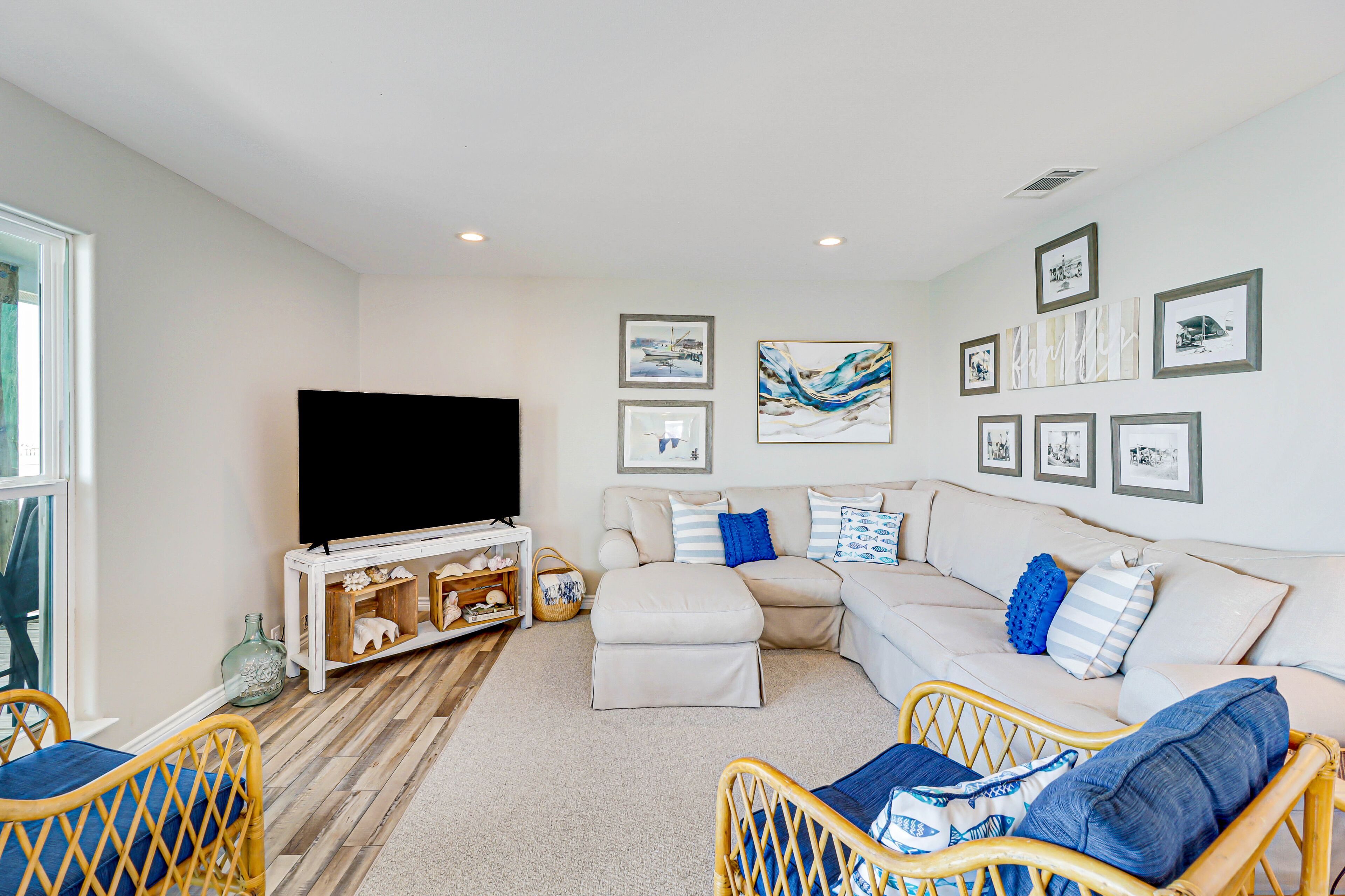 Splendid bayfront home with balcony, patio, kitchen, washer/dryer, & TV