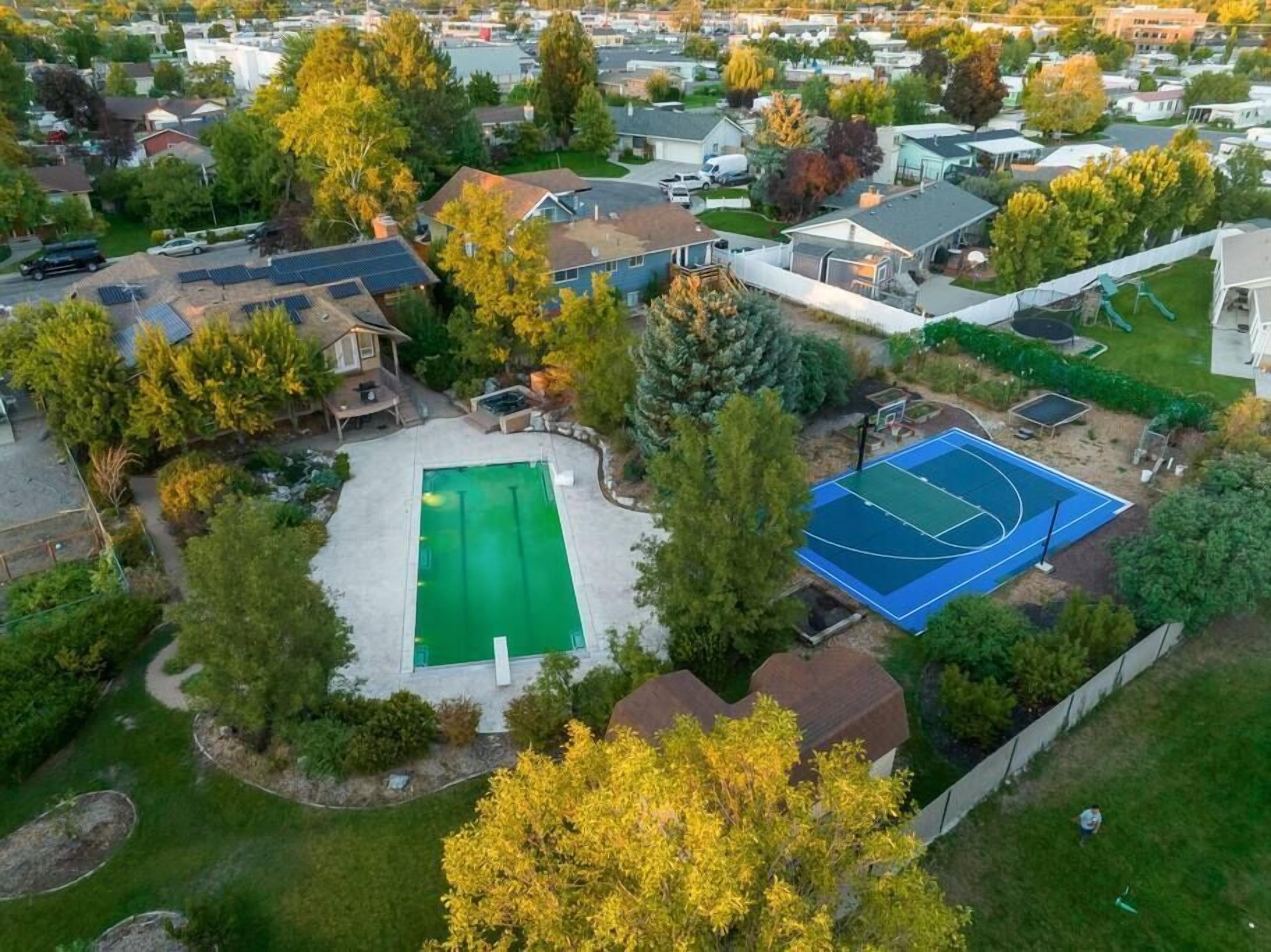 The G.O.A.T. House, Pool, Pickle Ball, Sleeps 25+