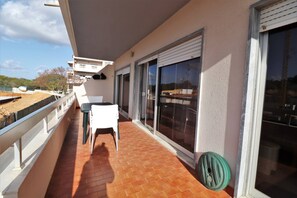 Outdoor dining - Vacation Apartment In Quarteira (Quarteira)