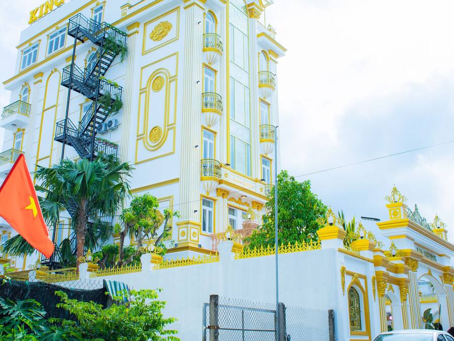 Un edificio con el cartel