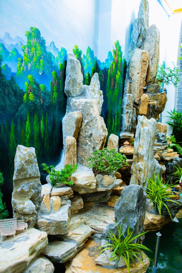 Un jardín de rocas con piedras de diferentes tamaños y pequeñas plantas.