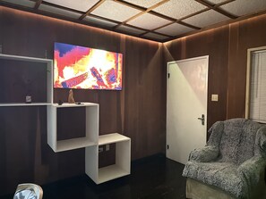 Interior - My cabin at the peak of Blue Mountain is nature’s finest retreat (Kingston)