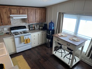 Fridge, microwave, oven, stovetop - Shalom Abode - Country Experience in the City! (Levelland)