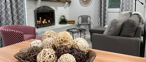 Smart TV, lareira, livros