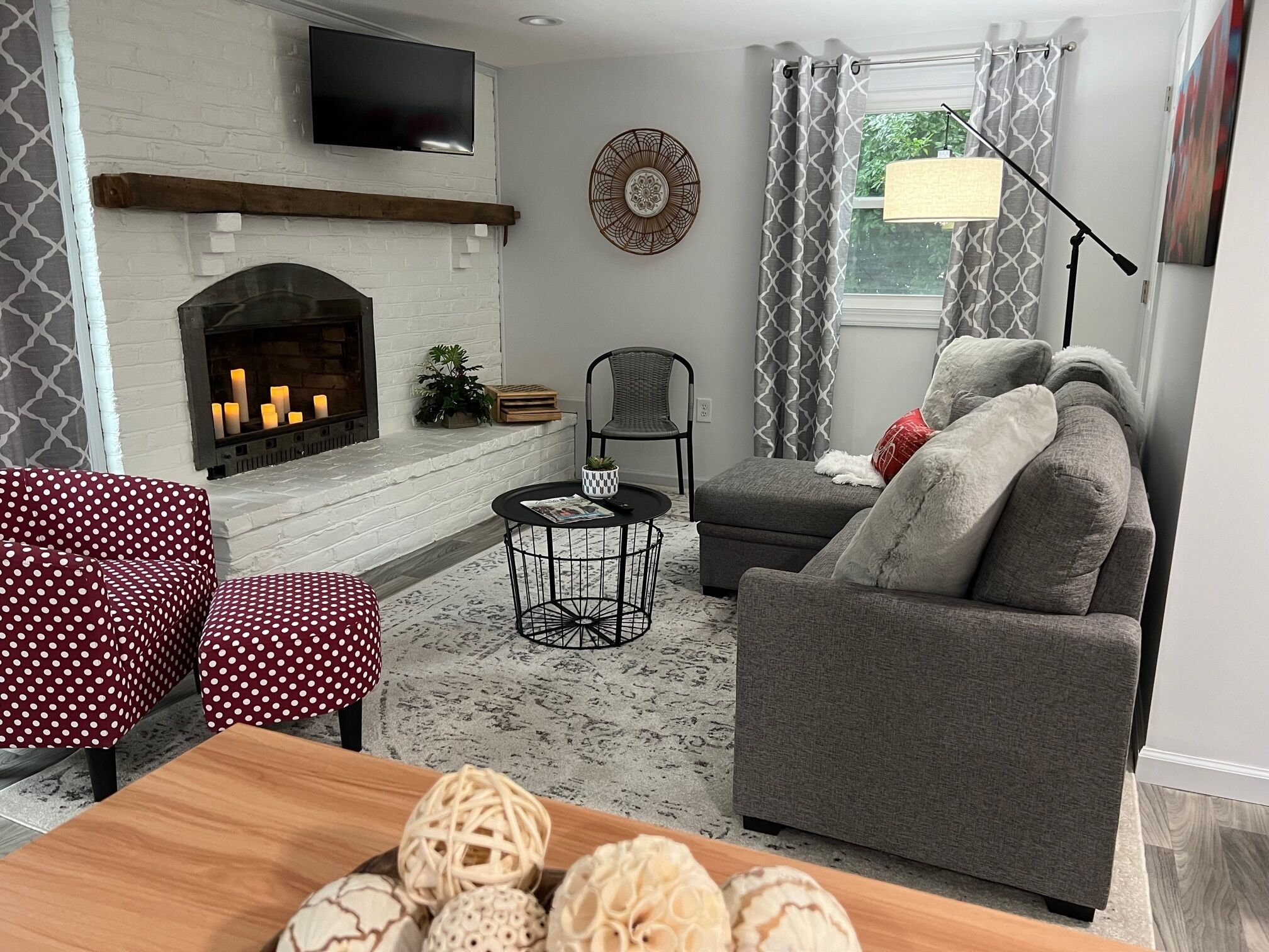 Smart TV, lareira, livros