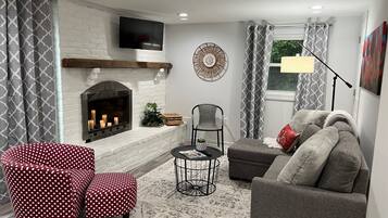 Smart TV, chimenea y libros