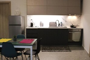 Kühlschrank, Ofen, Wasserkocher mit Kaffee-/Teezubehör, Wasserkocher