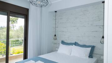 3 slaapkamers, een strijkplank/strijkijzer, internet