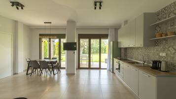 Réfrigérateur, plaque de cuisson, lave-vaisselle, cafetière/bouilloire