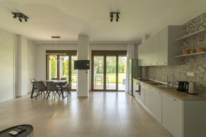 Kjøleskap, kokeplater, oppvaskmaskin og kaffetrakter/tekoker