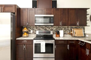 Frigorífico, microondas, horno y placa de cocina
