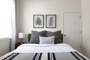 4 عدّة غرف نوم ومكتب وواي فاي مجانًا وملاءات أسرّة