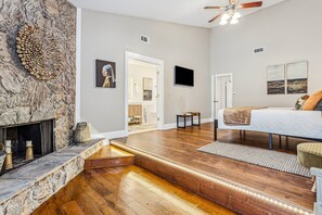 4 bedrooms, iron/ironing board, WiFi, bed sheets - Huge Private Pool & Yard |Backyard Beach Barbecue |Fenced |Dogs Ok |Hammock |Fire Pit |Game Room (Pensacola)