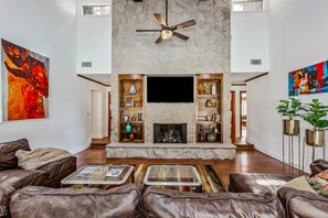 Smart TV - Huge Private Pool & Yard |Backyard Beach Barbecue |Fenced |Dogs Ok |Hammock |Fire Pit |Game Room (Pensacola)