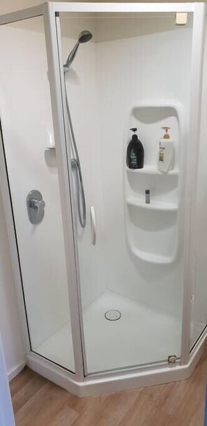 Een haardroger, handdoeken, zeep, shampoo