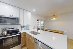 Refrigerador, microondas, lavavajillas y cafetera y tetera