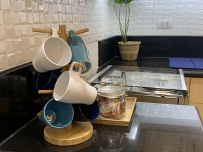 Geladeira, cooktop, chaleira elétrica