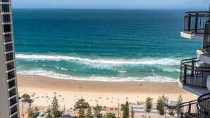 A high-rise building with a view of a beach and ocean. - Couples Studio in the Heart of Surfers (Surfers Paradise)