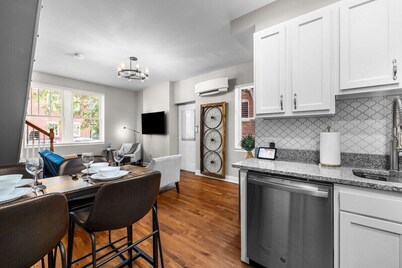 Soulard Gem Dual Master 2BR w/ own EnSuites & Deck