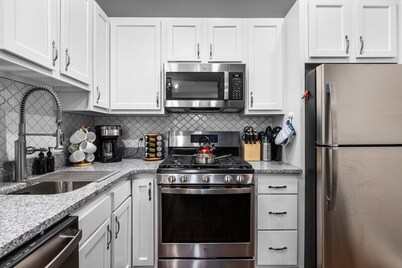Soulard Gem Dual Master 2BR w/ own EnSuites & Deck