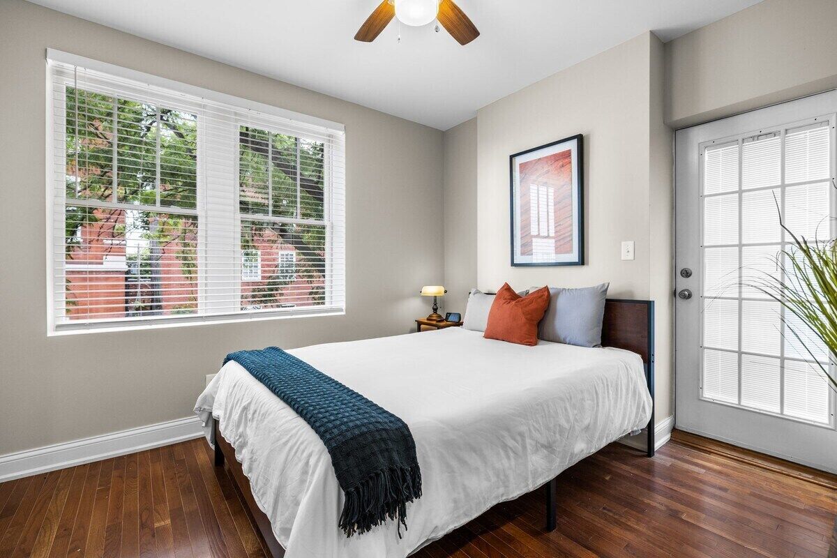 Soulard Gem Dual Master 2BR w/ own EnSuites & Deck