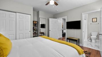 2 bedrooms, iron/ironing board, travel crib, free WiFi