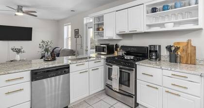 Historic Soulard King 2BR Apt w/ Private Deck