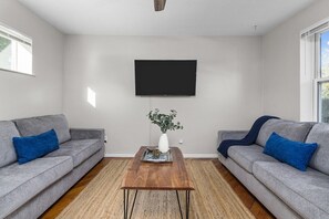 Smart TV, offices - Historic Soulard King 2BR Apt w/ Private Deck (St. Louis)